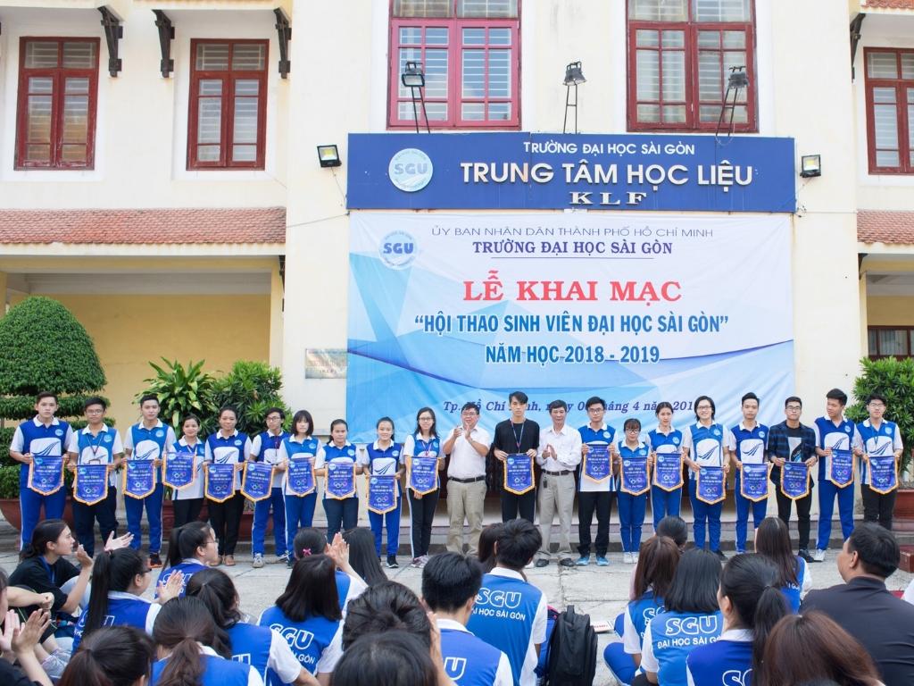 Đồ thể dục trường đại học sài gòn được thiết kế năng động và thoải mái