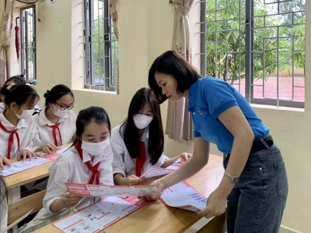 Khăn quàng đỏ được dùng làm phụ kiện đặc trưng của học sinh