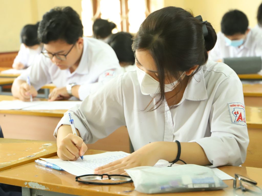 Bạn cần chọn áo dày dặn để đảm bảo kín đáo