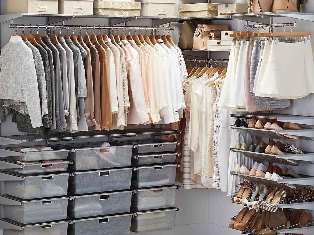 Áo sơ mi trang phục học sinh cần được bảo quản trong tủ khi không dùng