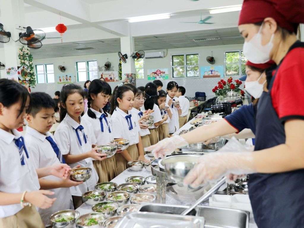 Bạn cần chọn đồng phục học sinh vừa vặn với trẻ