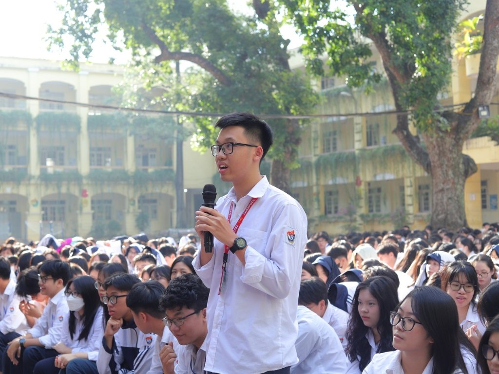 Logo trường THPT Việt Đức được in trên tay áo đồng phục