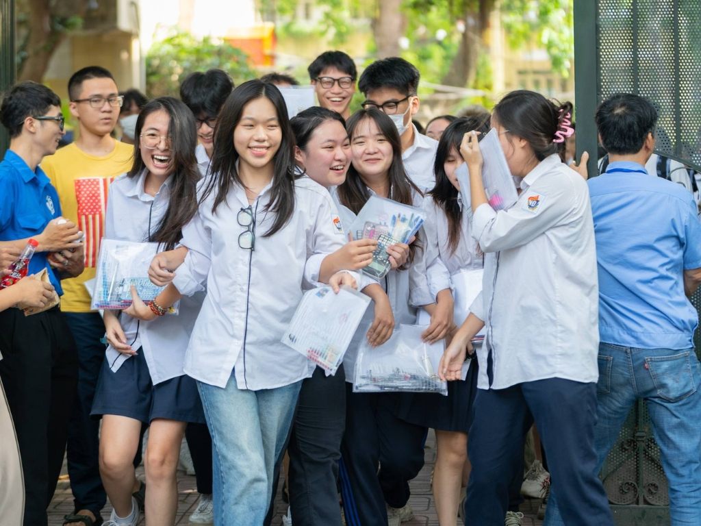 Đồng phục THPT Việt Đức được thiết kế dễ mặc mang lại cảm giác thoải mái