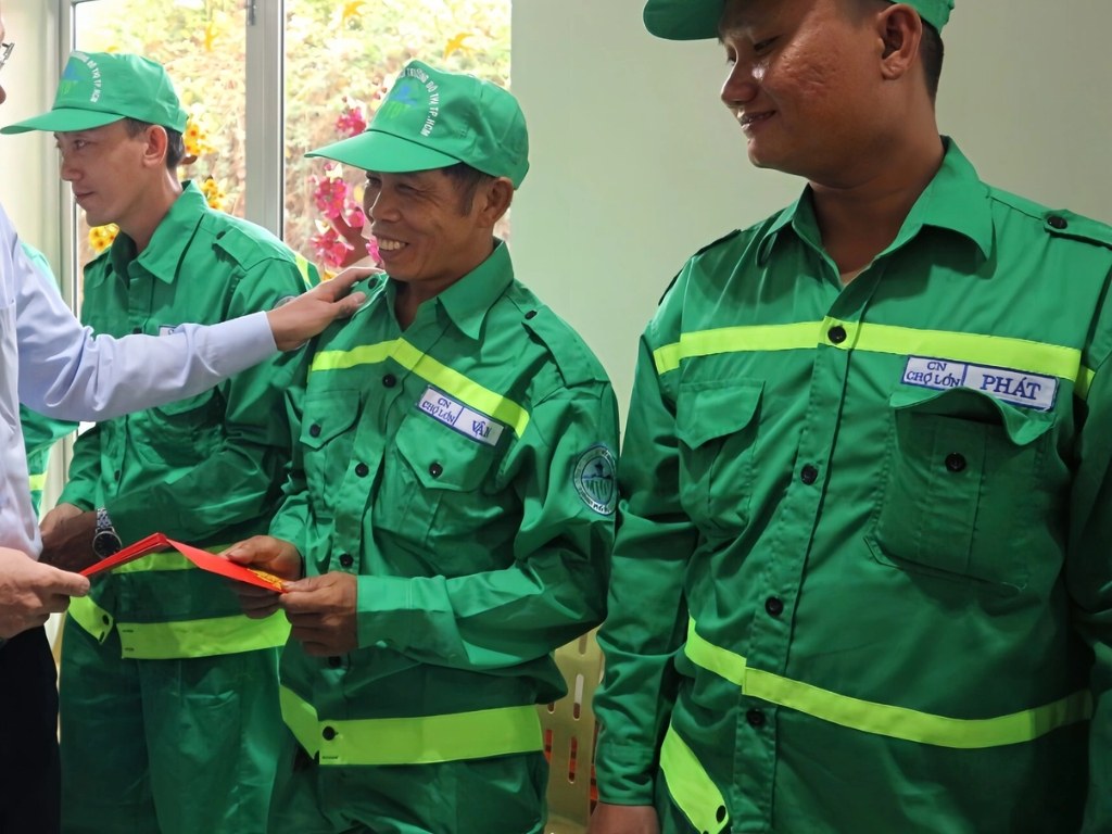 Áo lao công là một loại trang phục bảo hộ lao động
