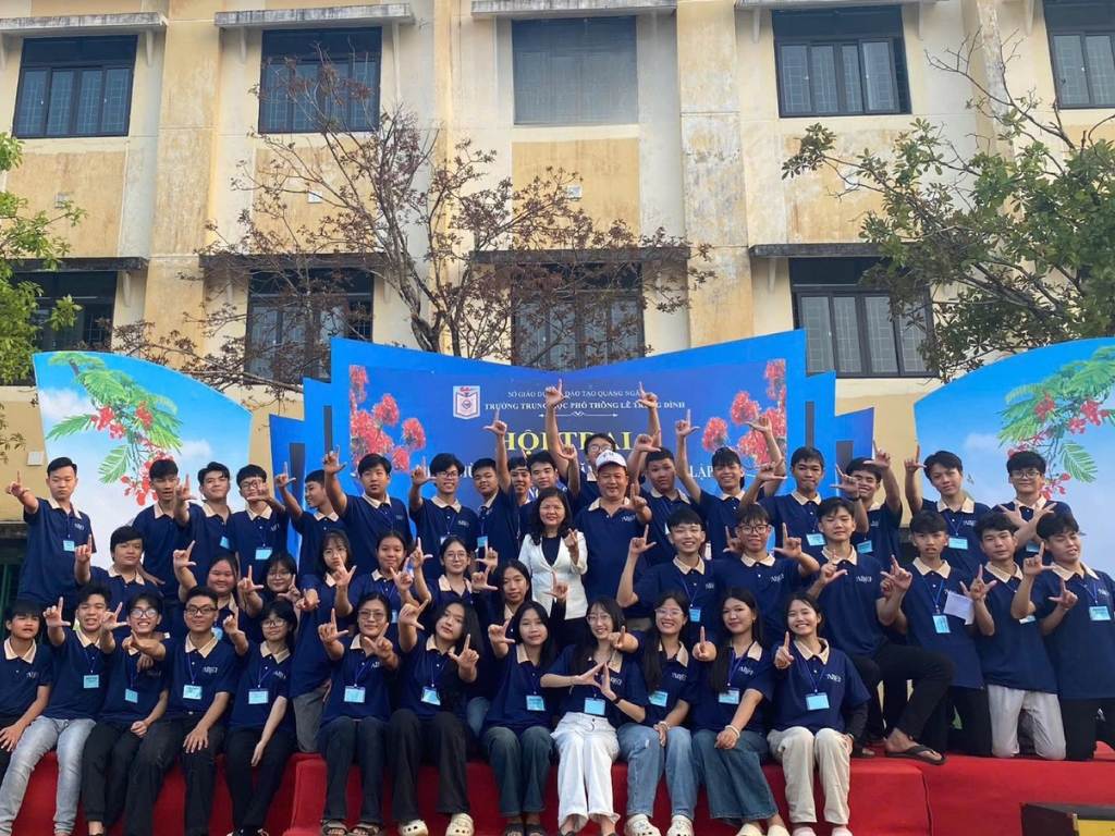 Áo nhóm phong cách tối giản sẽ không bao giờ lỗi mốt