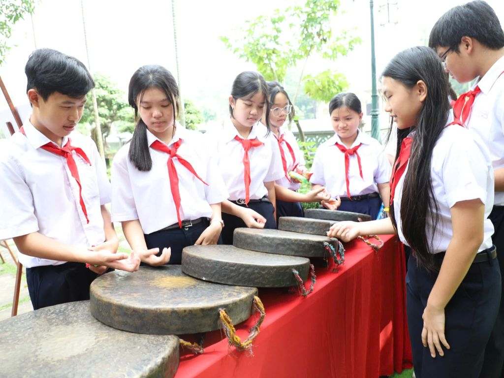 Áo sơ mi trắng dáng nữ thường có phần eo nhỏ hơn của nam