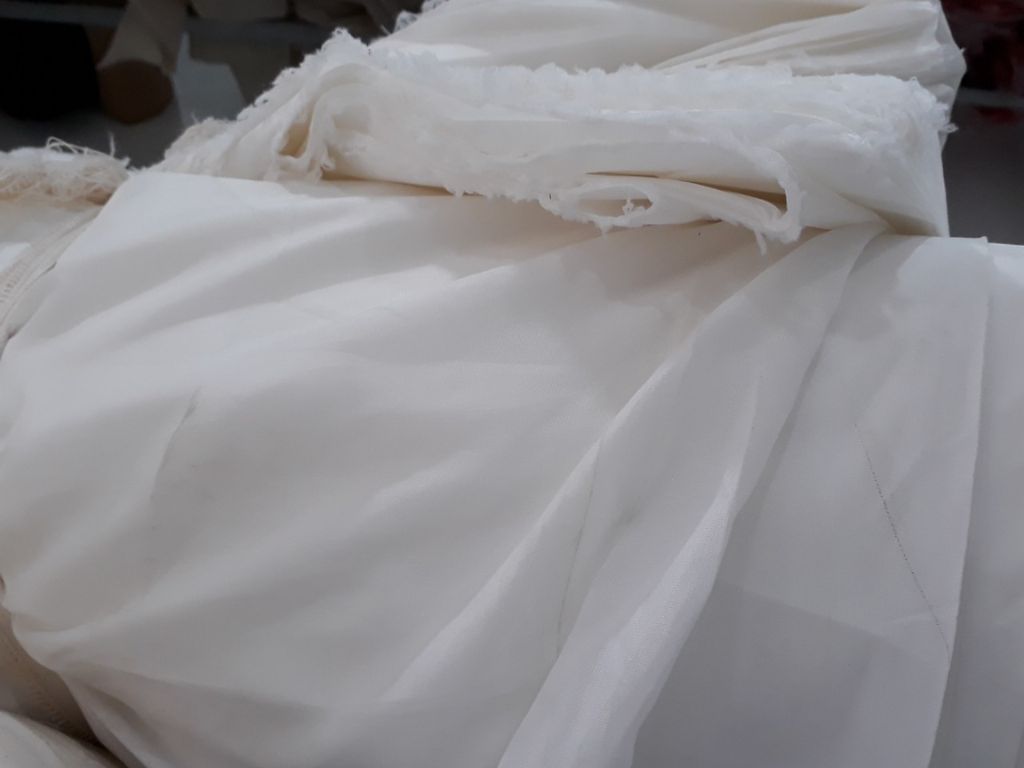 Bạn cần chọn chất liệu phù hợp như vải Kate