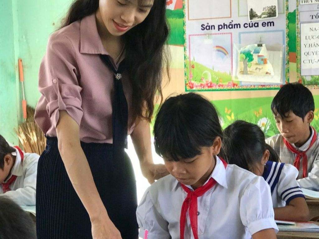 Kiểu tay áo sơ mi trắng học sinh nữ đẹp được bo ôm cở cánh tay