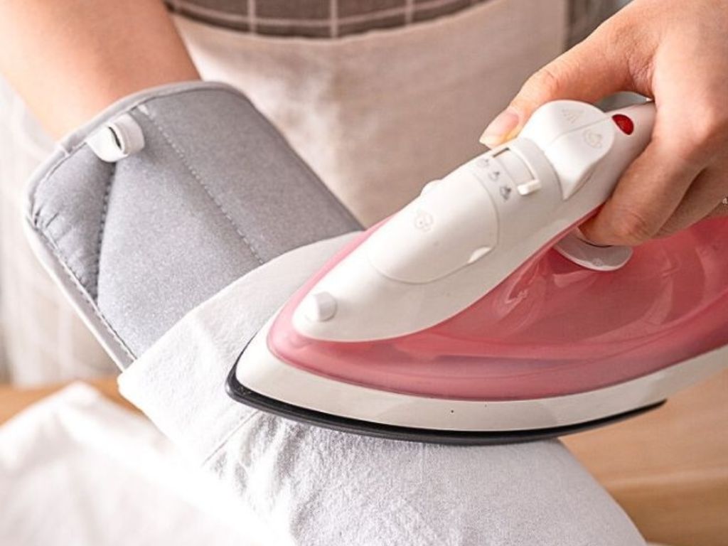 Bạn cần ủi áo đúng cách để bảo quản áo được lâu hơn