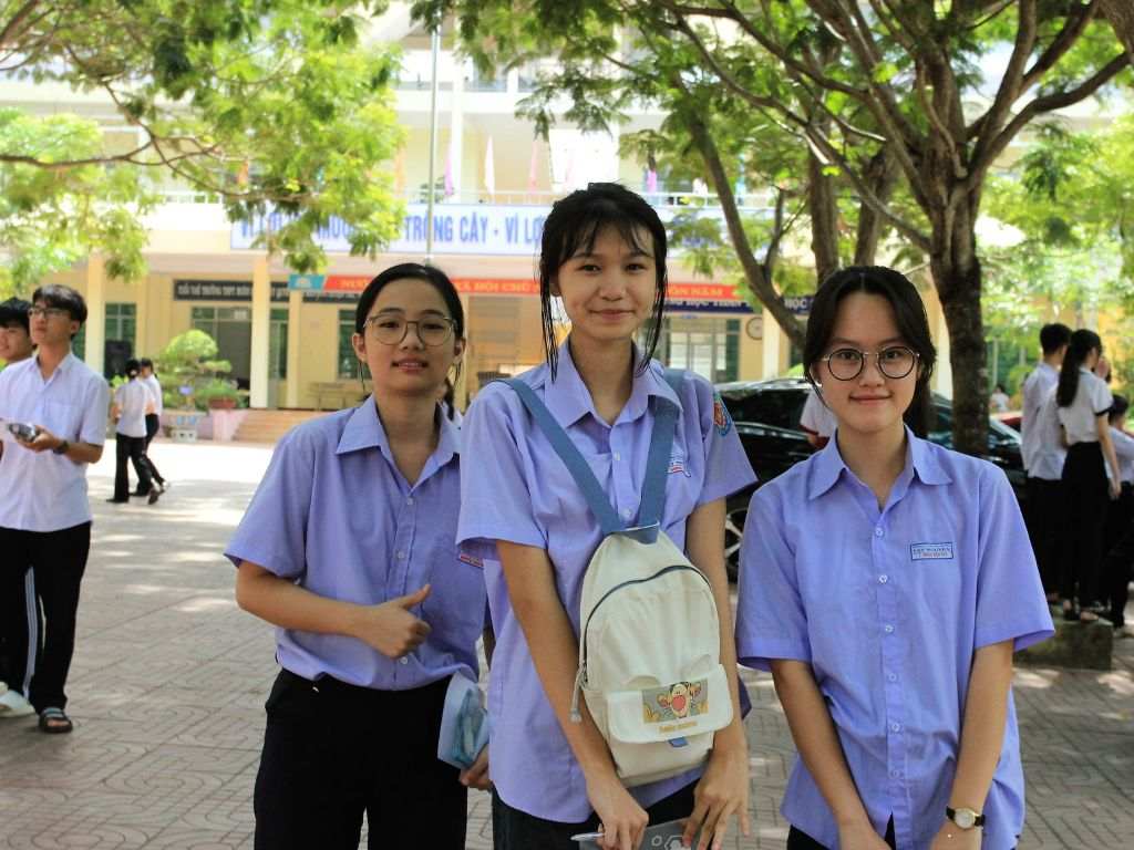 Áo sơ mi trắng học sinh nữ đẹp cần vừa vặn với trẻ