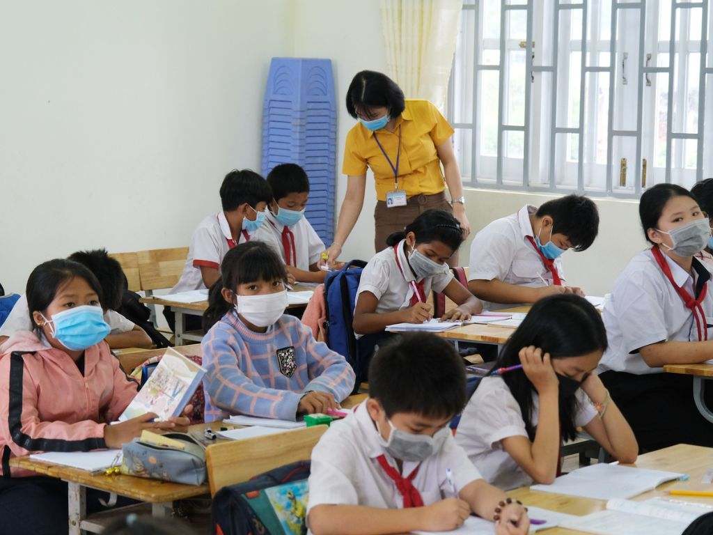 Áo cần vừa vặn để trẻ thoải mái khi học tập
