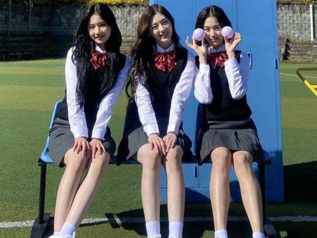 Áo gile phối sơ mi và chân váy tạo phong thái năng động