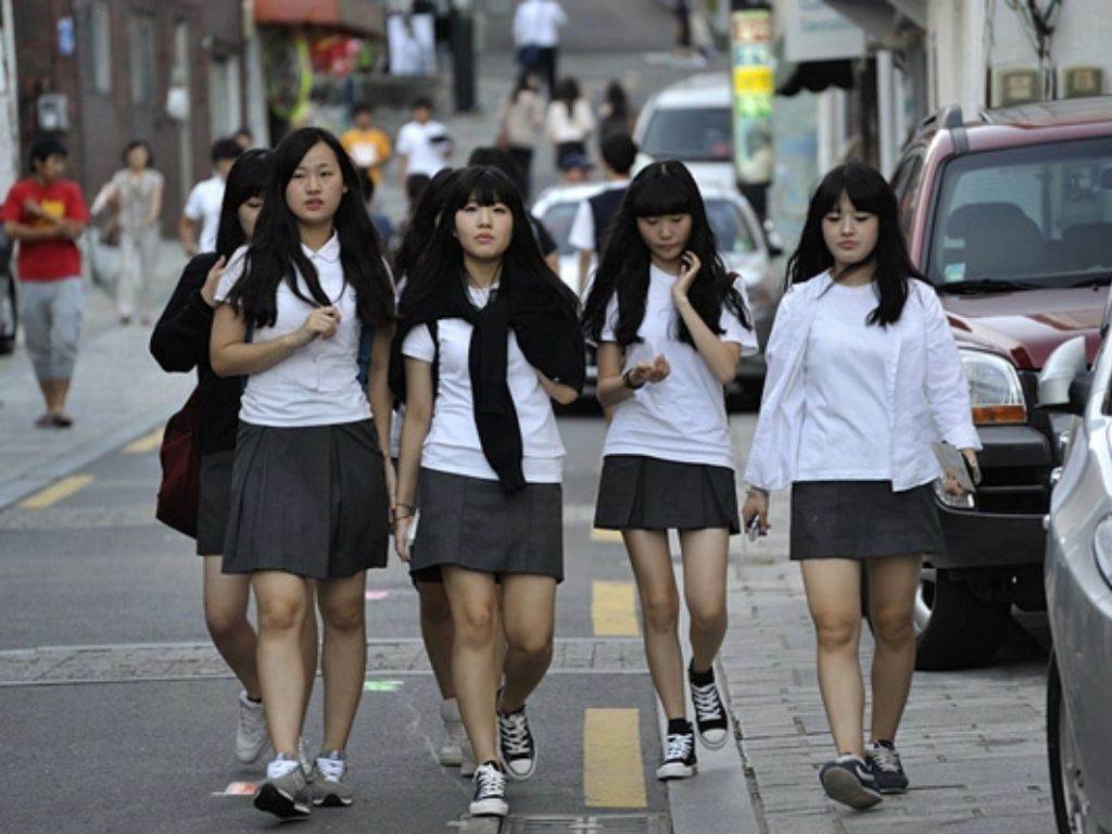 Phong cách đơn giản với áo sơ mi và chân váy