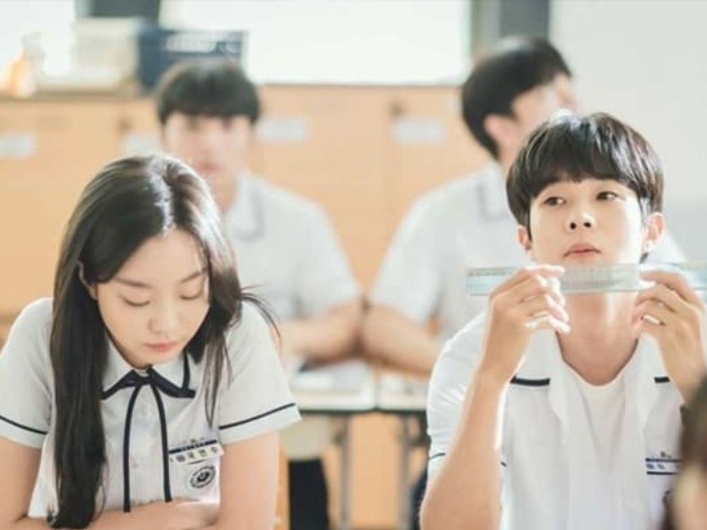 Đồng phục Hàn Quốc tại Việt Nam cầm đúng quy định trường