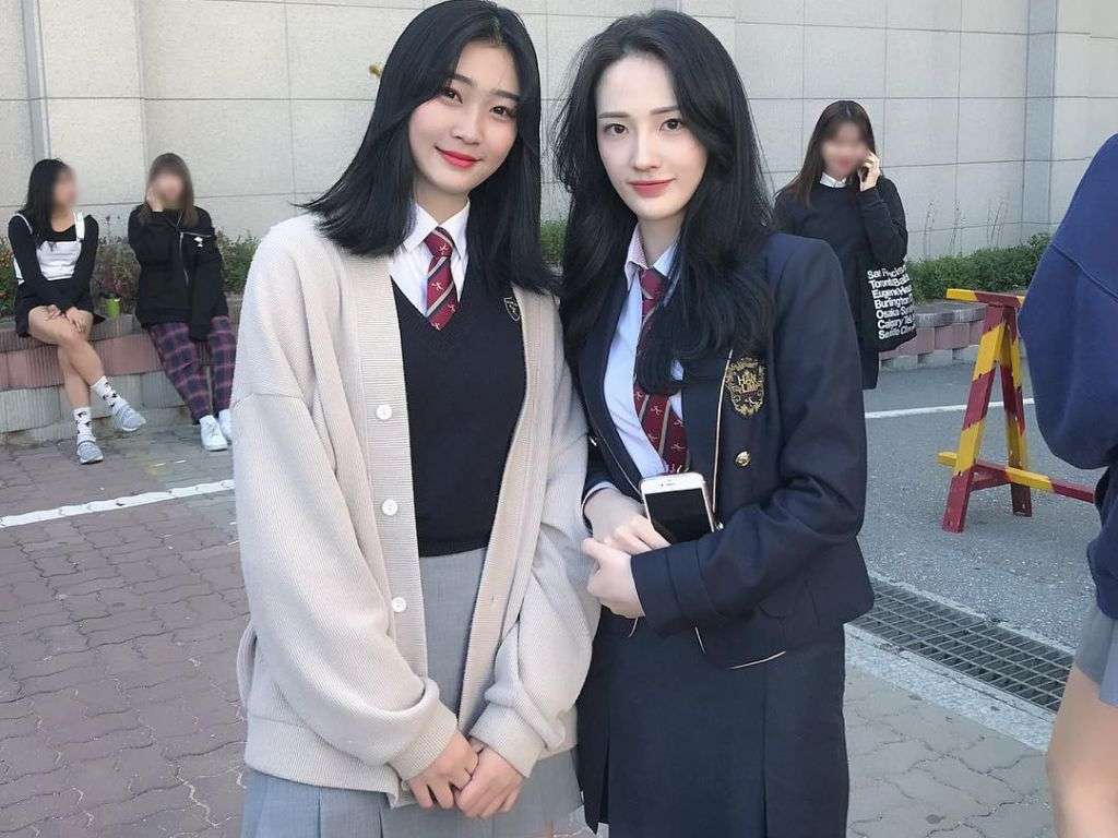 Phong cách blazer với chân váy xếp ly thường phổ biến trong đồng phục Hàn Quốc nữ