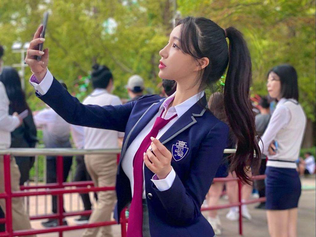 Màu sắc chủ đạo của đồng phục thường là xanh đen