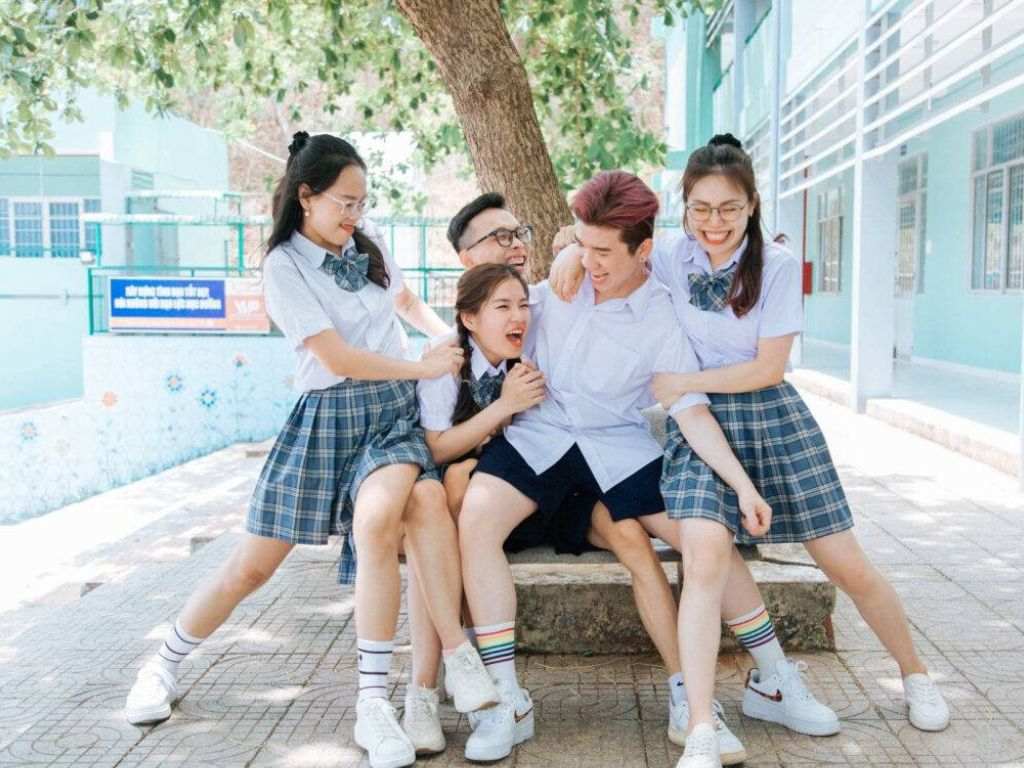 Áo sơ mi thường màu trắng đi kèm chân váy caro