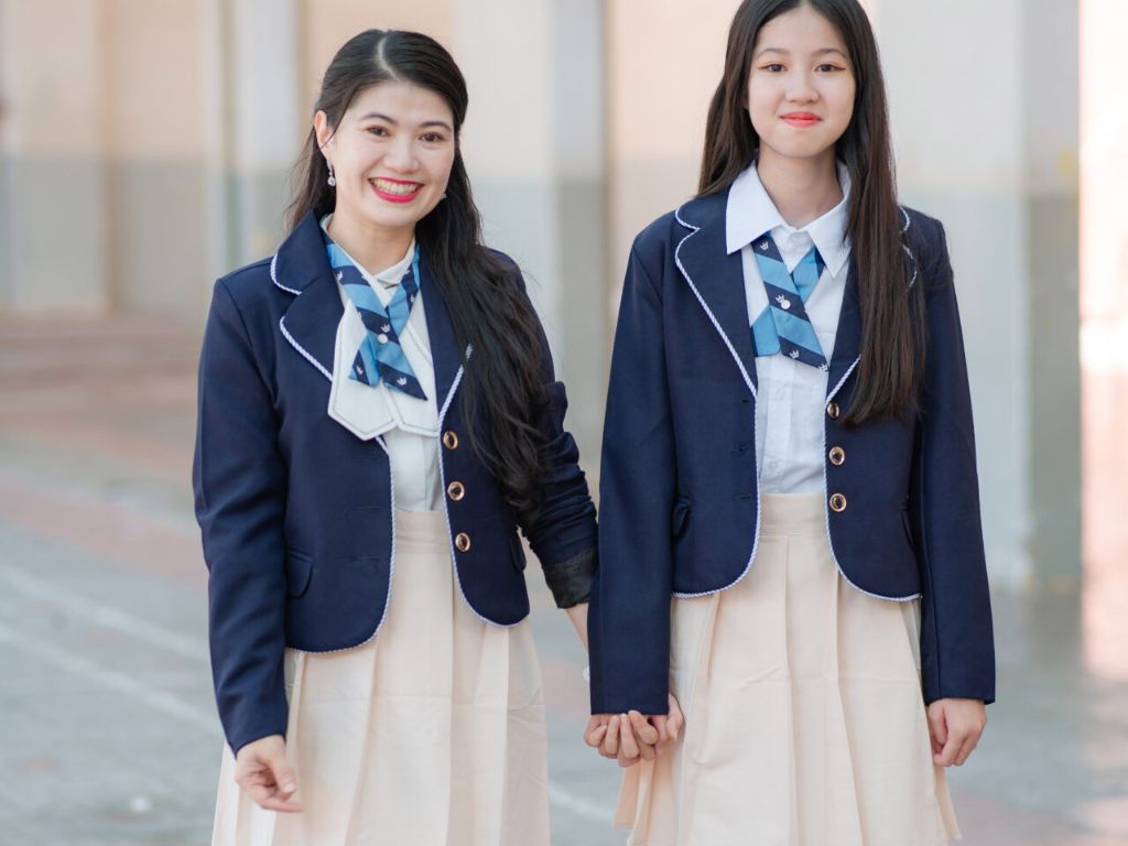 Phụ kiện đi kèm thường là cà vạt ở cổ