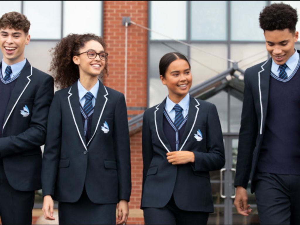 Bạn có thể phối sơ mi cùng áo blazer trông rất thanh lịch