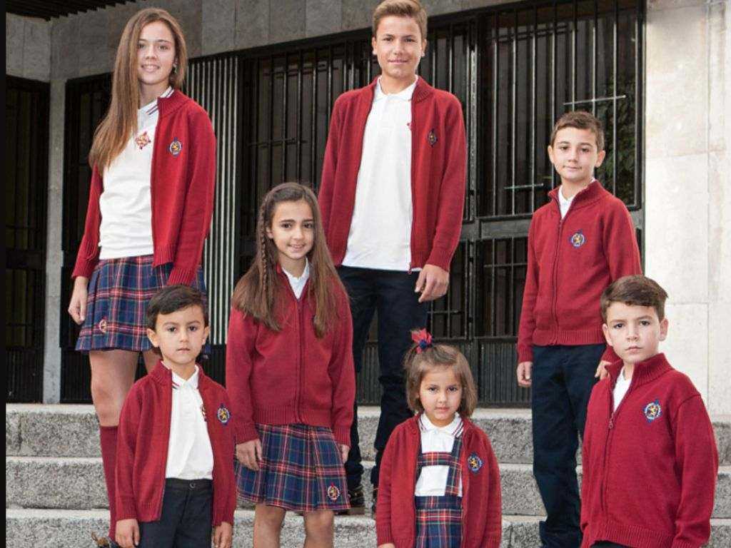 Bạn cần đảm bảo chiều dài váy qua đầu gối để đảm bảo kín đáo