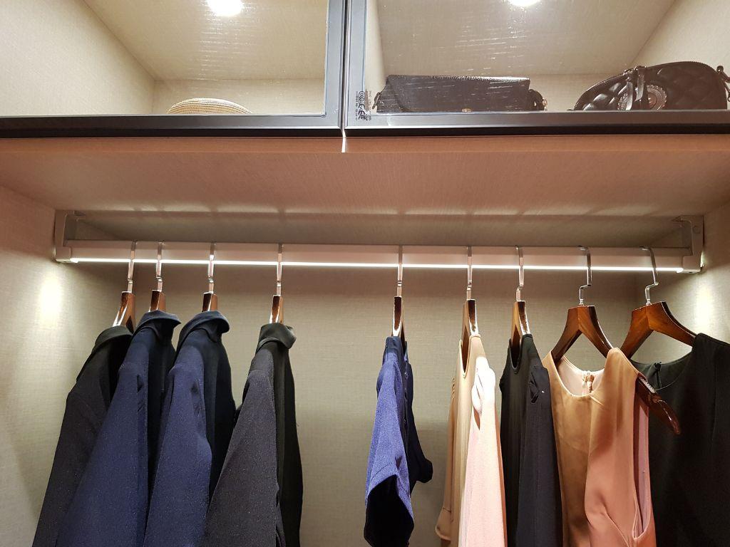 Bạn hãy treo quần áo với móc treo đồ để quần áo được thẳng hơn