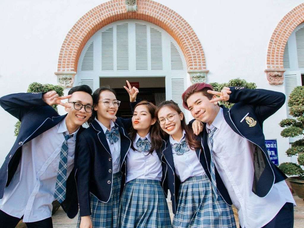 Đồng phục Hàn thường có áo sơ mi phối cùng chân váy caro