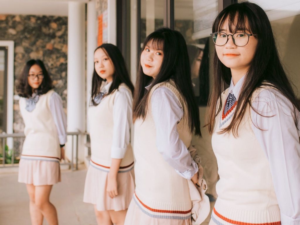Sét đồ gồm áo gile dệt mặc ngoài áo sơ mi đơn giản của đồng phục Hàn