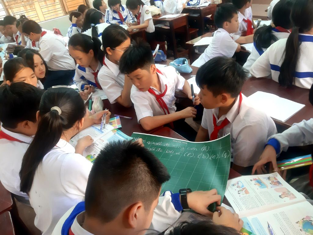 Bộ đồng phục chính khóa thường bao gồm áo sơ mi