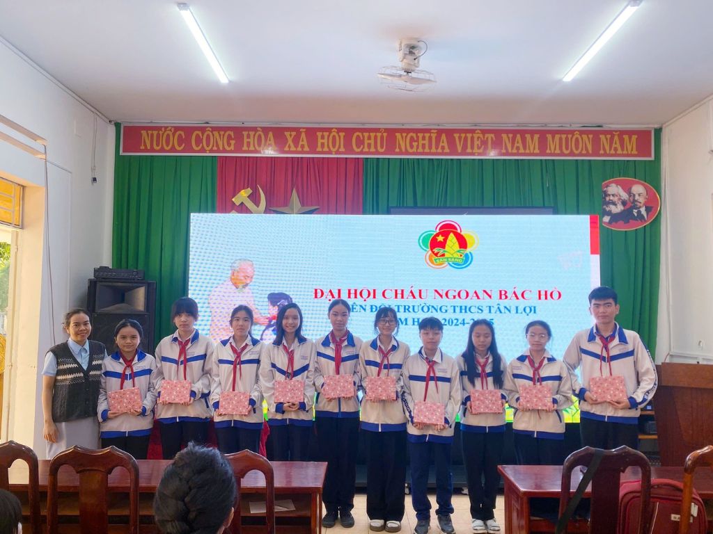 Việc tuân thủ đúng các quy định về đồng phục trường là thể hiện ý thức kỷ luật