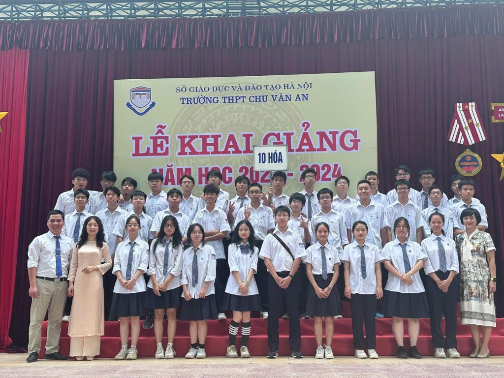 Nên có ít nhất 2-3 bộ đồng phục chính khóa và 2 bộ đồng phục thể dục