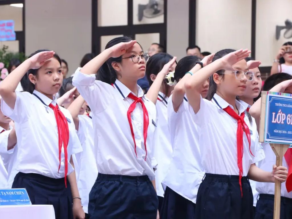 Áo sơ mi màu trắng là trang phục cơ bản trong bộ Đồng phục trường THCS Giảng Võ