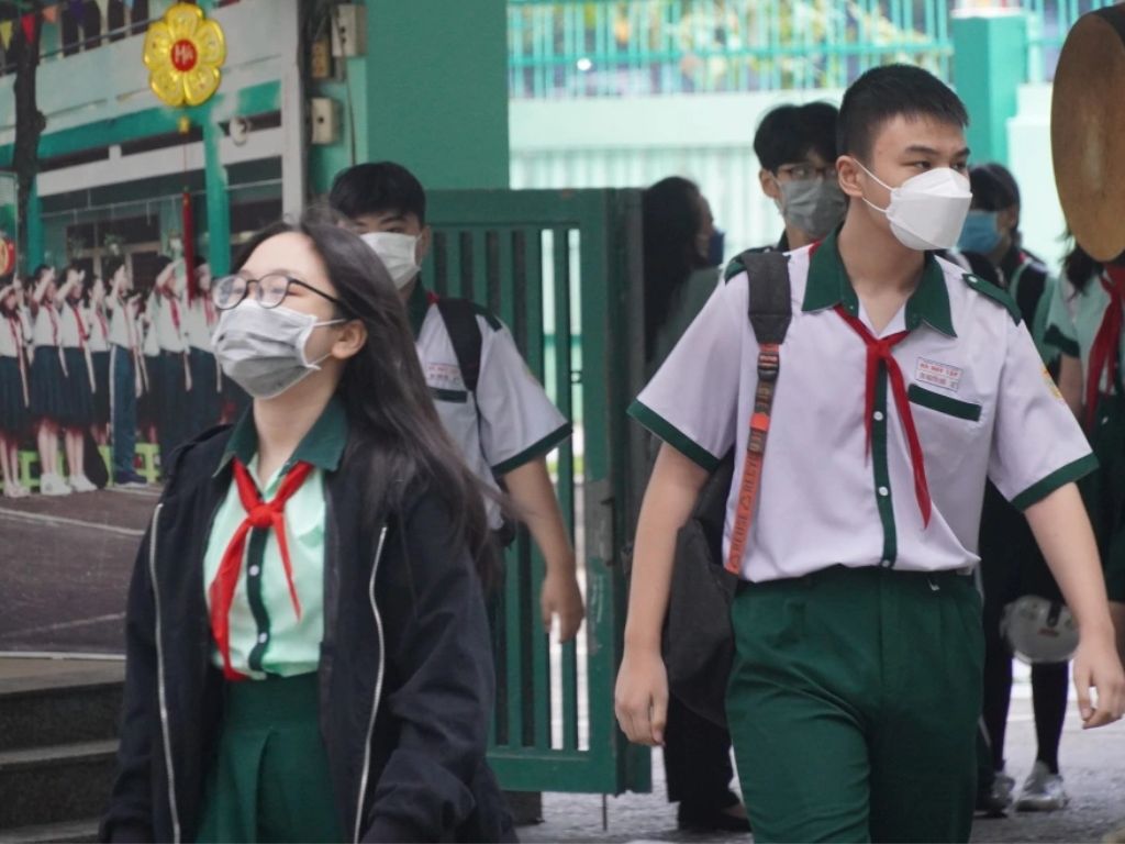 Đồng phục trường THCS Hà Huy Tập chính khóa là áo sơ mi