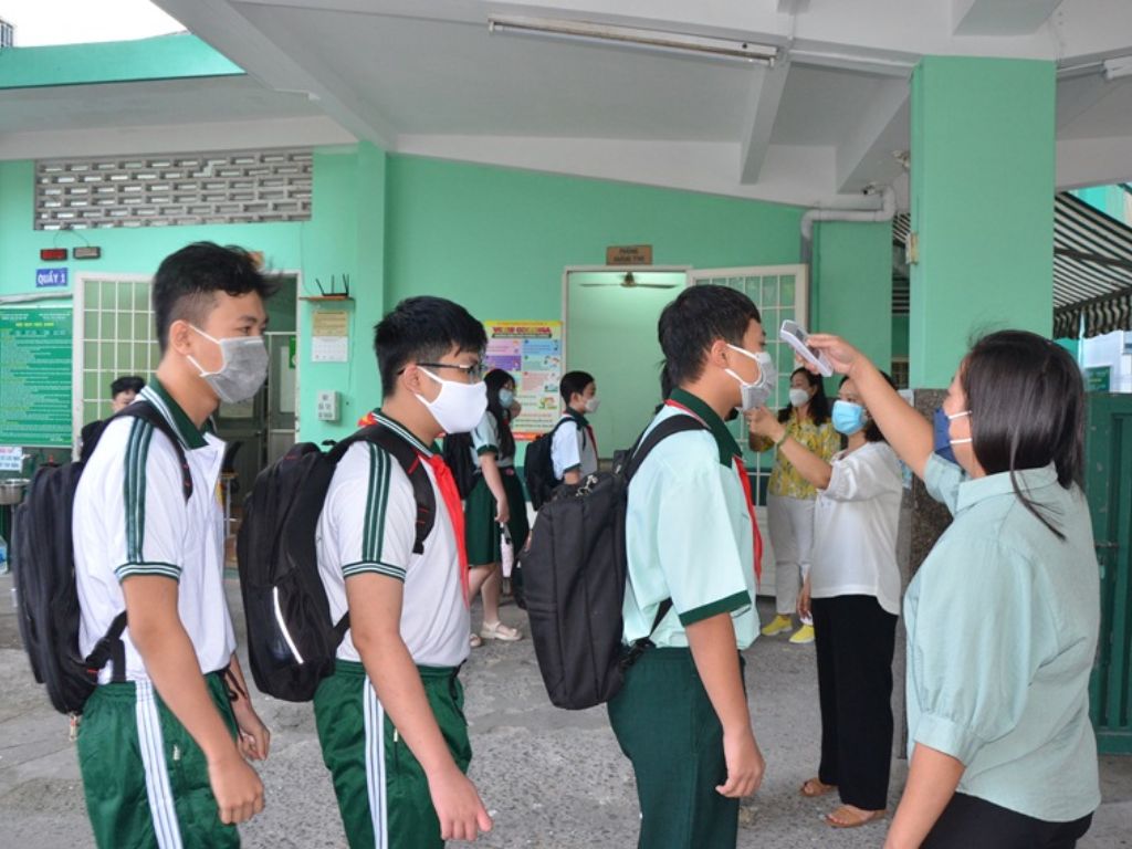 Bộ đồ thường gồm áo phông với màu sắc đặc trưng của trường