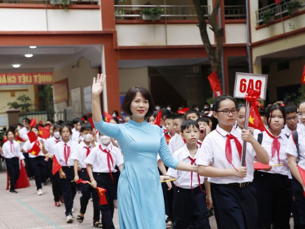 Bộ đồng phục trường THCS Nguyễn Trãi chính khóa thường bao gồm áo sơ mi