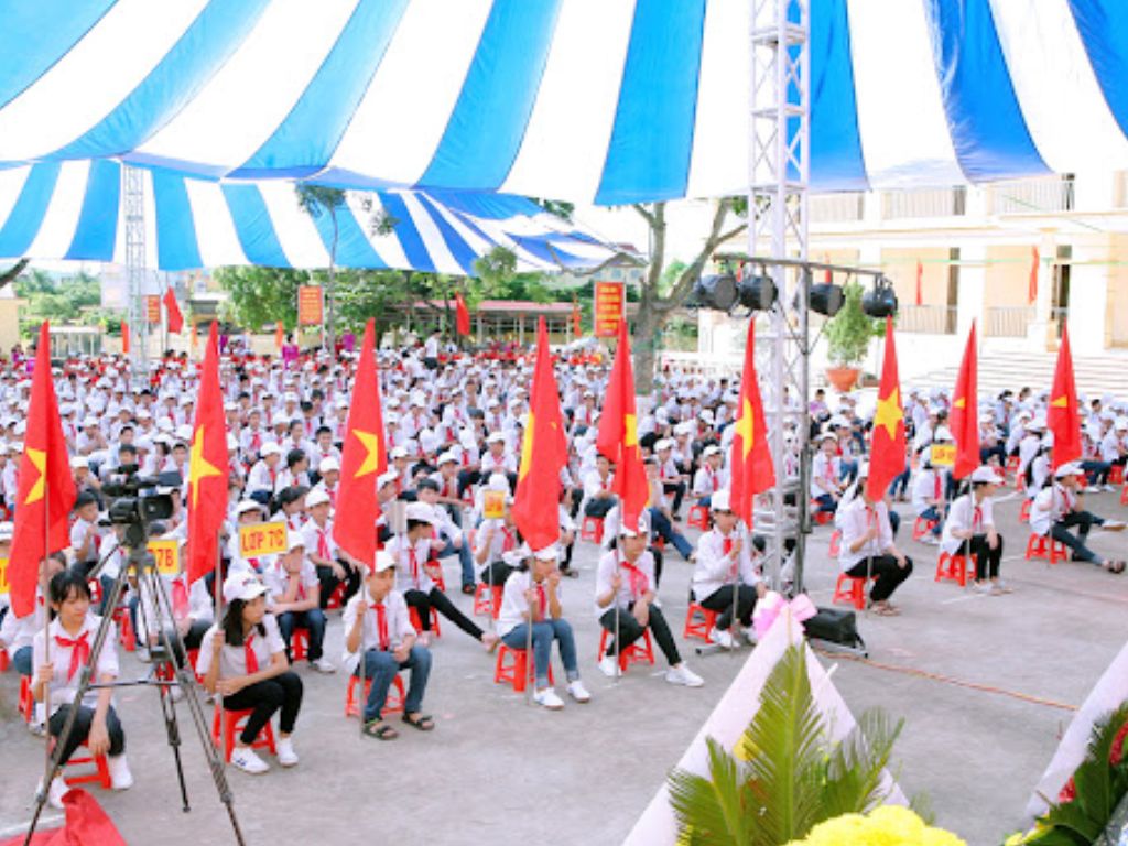 Việc tuân thủ quy định mặc đồng phục trường là yêu cầu cơ bản