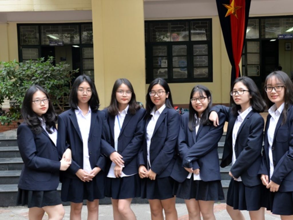 Đồng phục trường THCS Nguyễn Tất Thành chính khóa bao gồm áo sơ mi