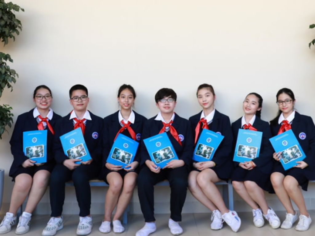 Đồng phục chính khóa của trường THCS Ngô Sĩ Liên bao gồm áo sơ mi