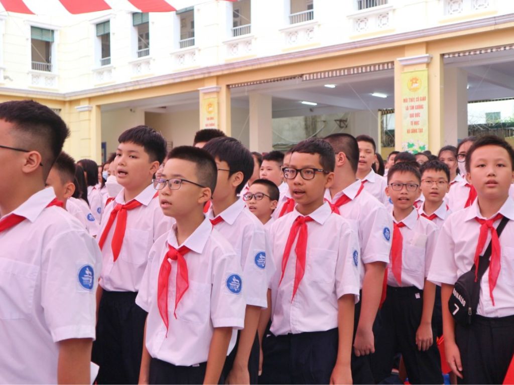 Bộ đồng phục chính khóa bao gồm áo sơ mi
