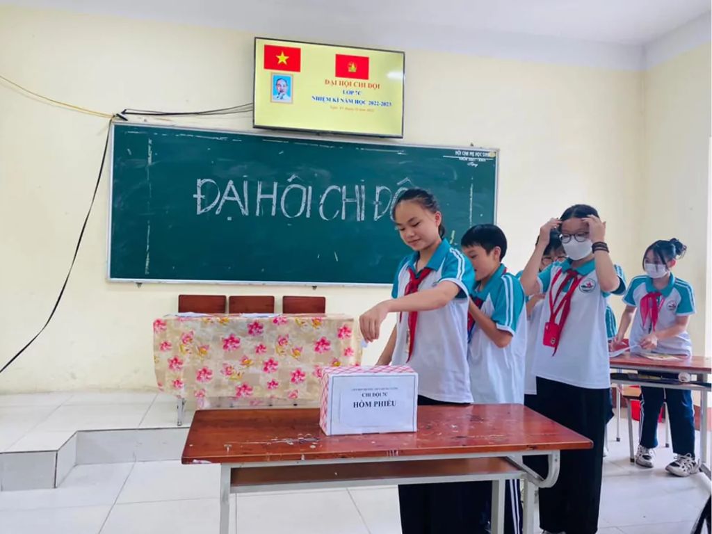 Học sinh sử dụng bộ đồng phục riêng biệt