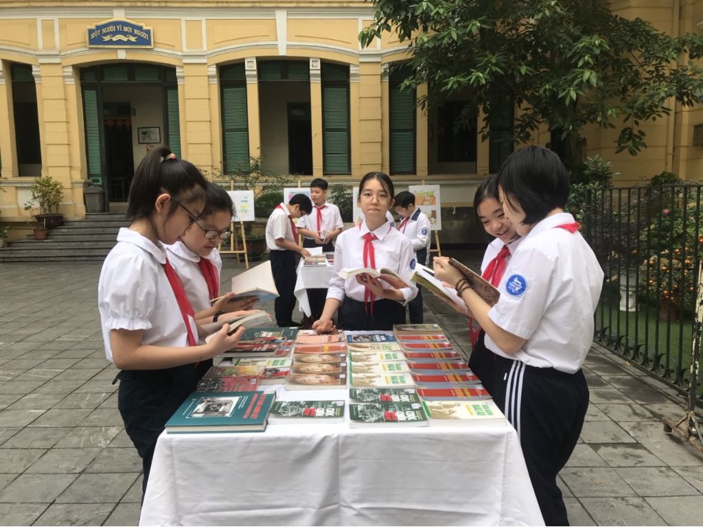 Phụ huynh nên mua đồng phục tại các địa điểm do nhà trường chỉ định