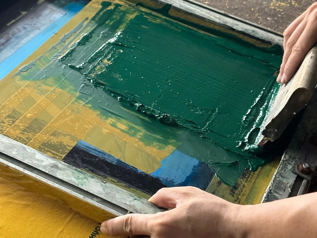 Kỹ thuật in lụa có giá thành tốt khi đặt quần áo nhóm số lượng lớn