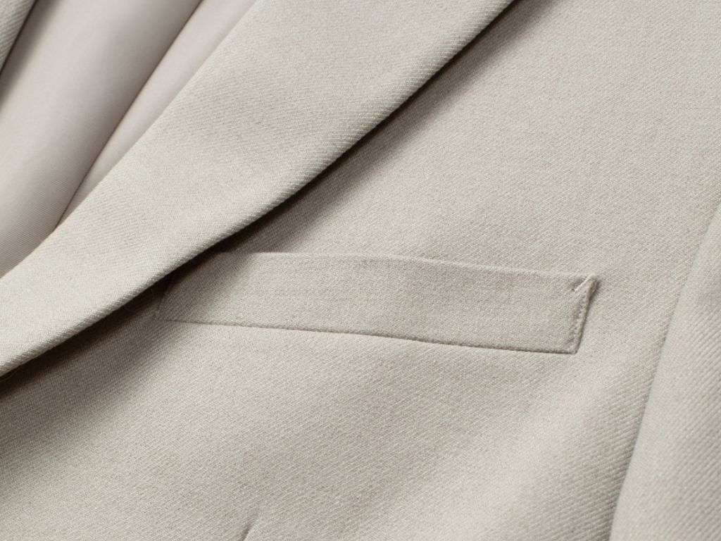 Bạn cần chọn vải để may blazer dày dặn và cứng form