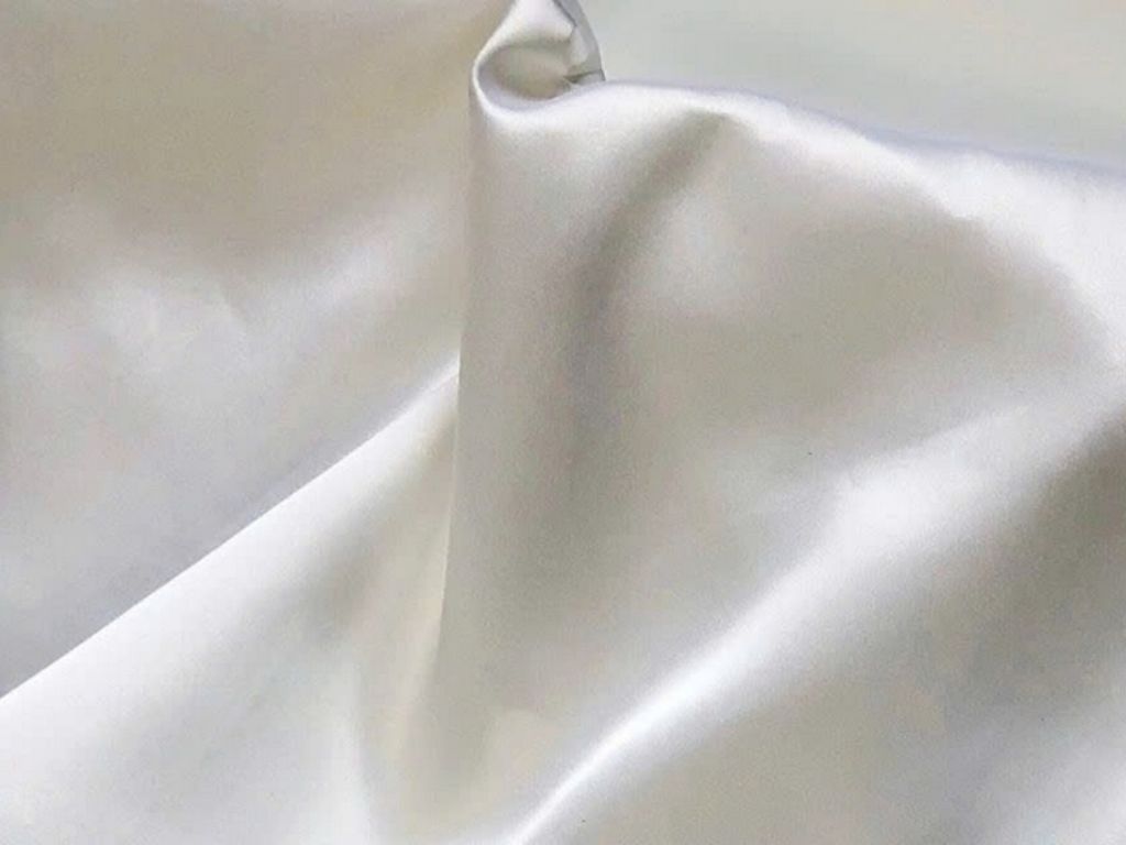 Bạn có thể dùng vải kate silk để đảm bảo thoán mát khi mặc