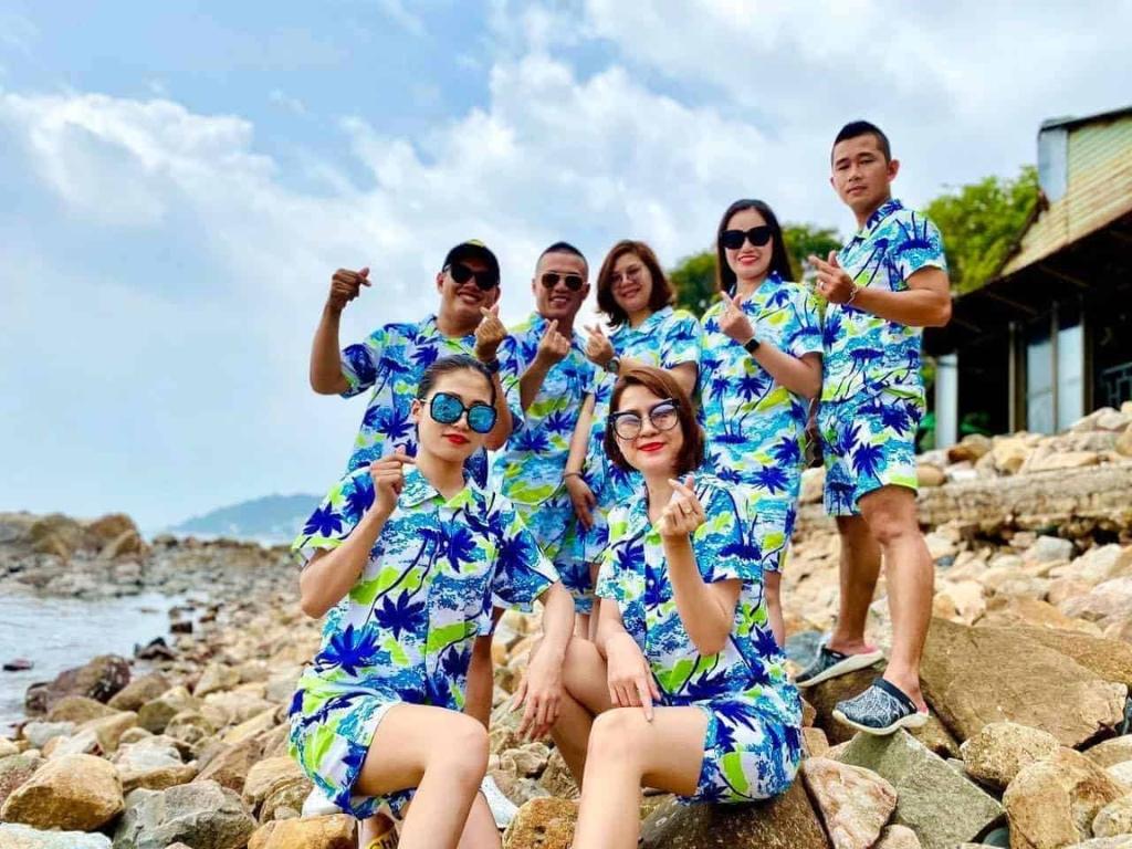 Kiểu áo thun quần short là set đồ đồng phục gia đình để đi biển cơ bản nhất