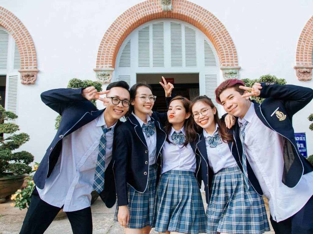 Bạn cần đảm bảo độ kín đáo của trang phục như váy dài qua gối