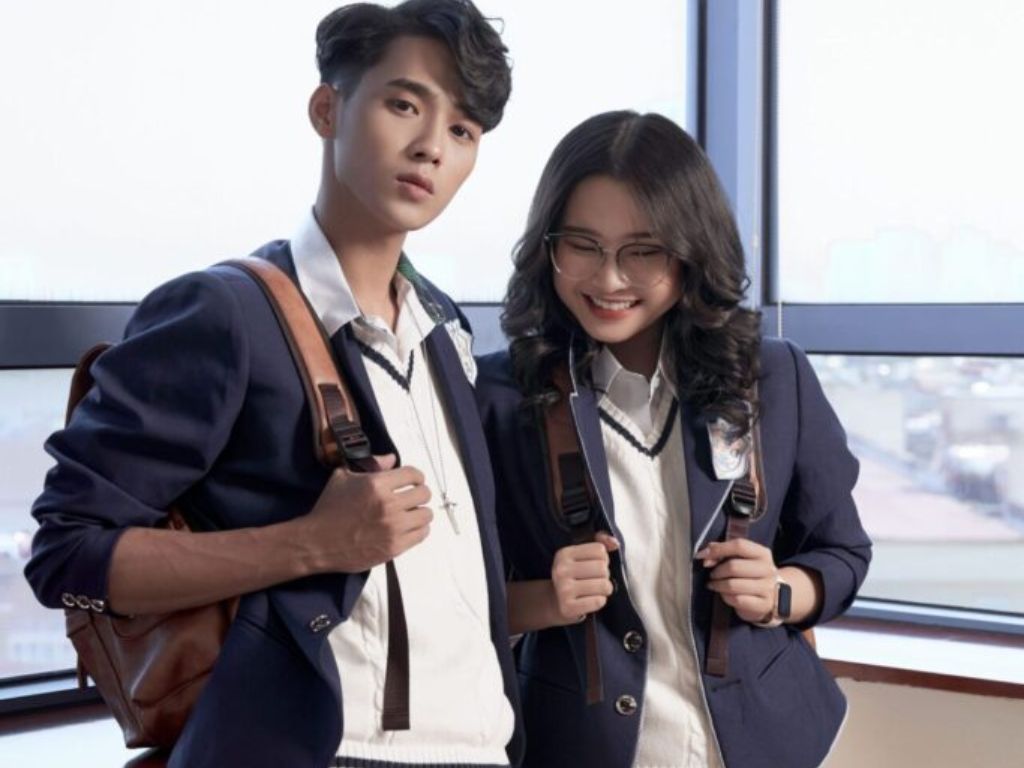 Kiểu ve áo chữ V là lựa chọn phổ biến nhất cho áo vest