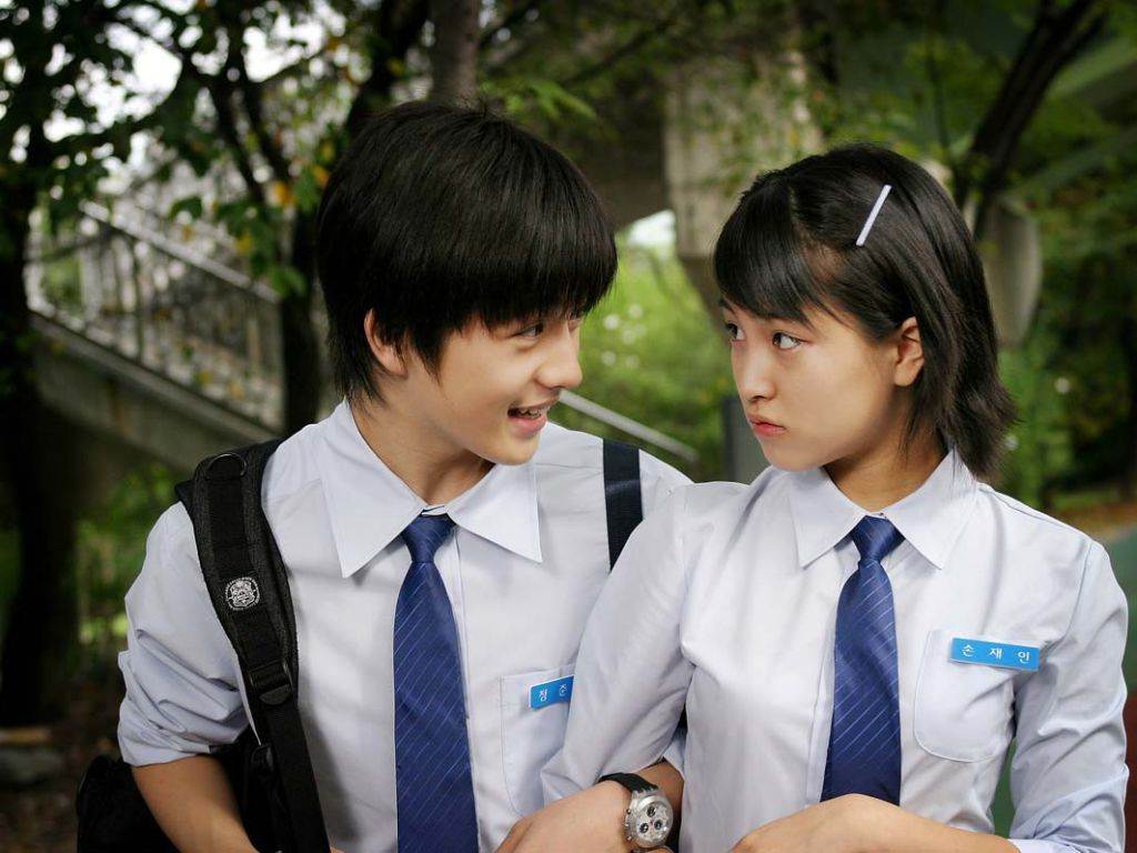 Áo sơ mi trắng thể hiện nét thanh lịch của người mặc