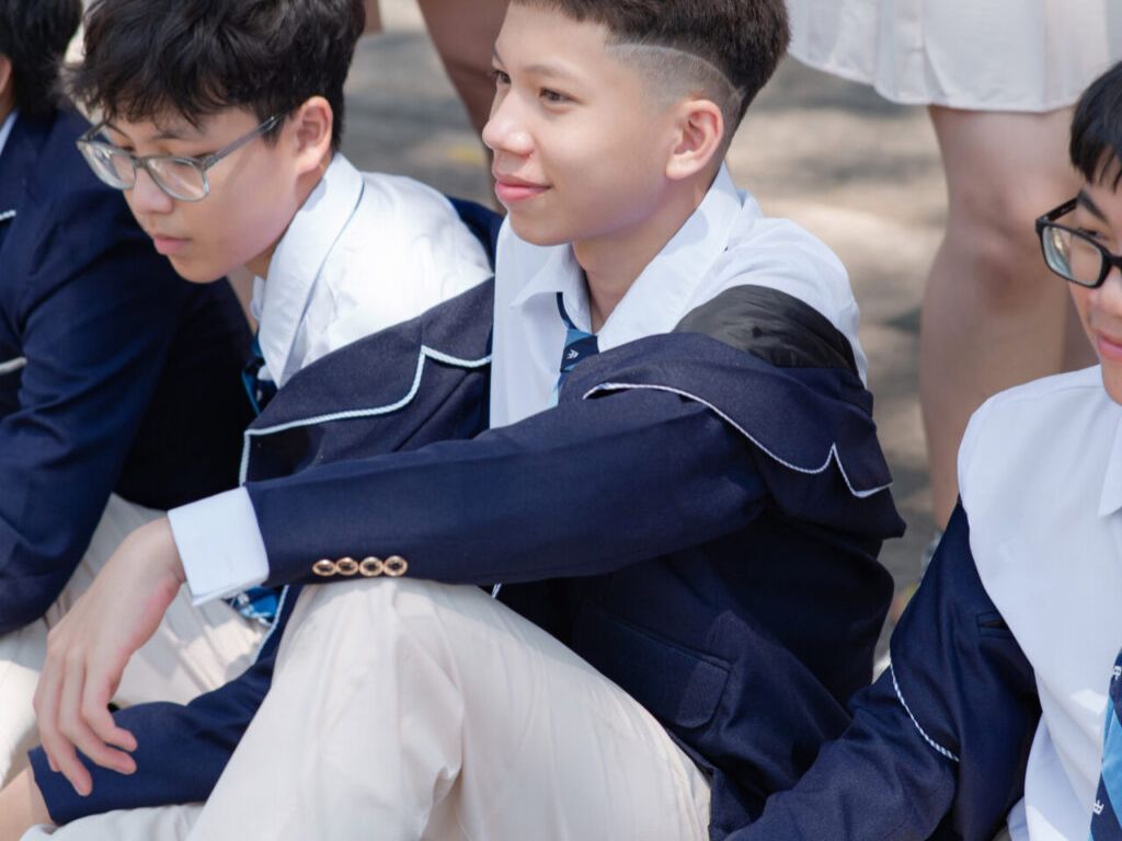 Kiểu dáng tay áo được thiết kế nút khóa tạo điểm nhấn