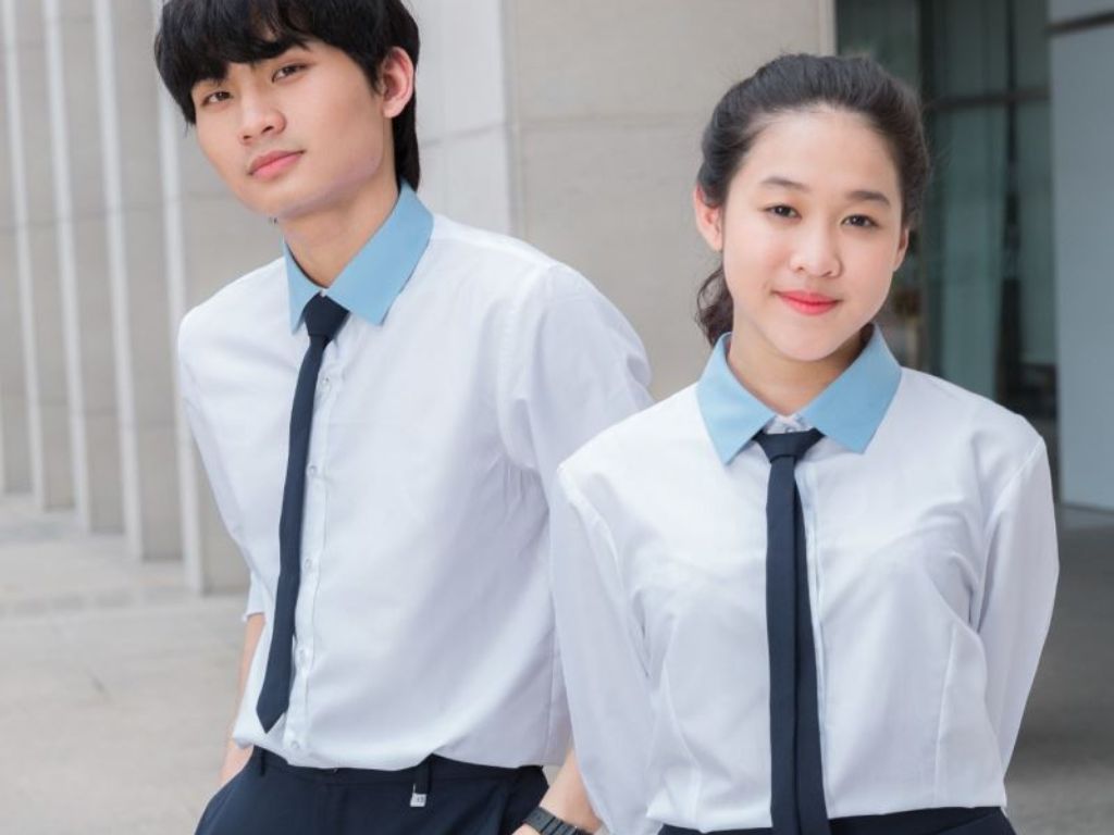 Phong cách thanh lịch thường có áo sơ mi trắng