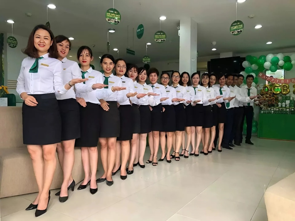 Việc nhân viên diện áo sơ mi đồng phục chỉn chu giúp nâng tầm hình ảnh thương hiệu